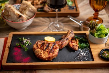 Kayalıklarda servis edilen ızgara biftek.