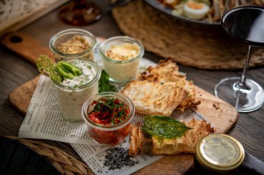 Sos ile servis edilen kıtır kıtır kızarmış ekmek.