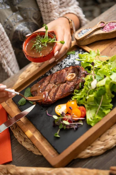 Zavřít Pohled Ženy Přidání Omáčky Grilovaný Steak — Stock fotografie