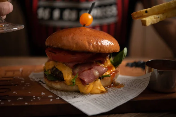 Man Burger Restaurant — Stock Photo, Image