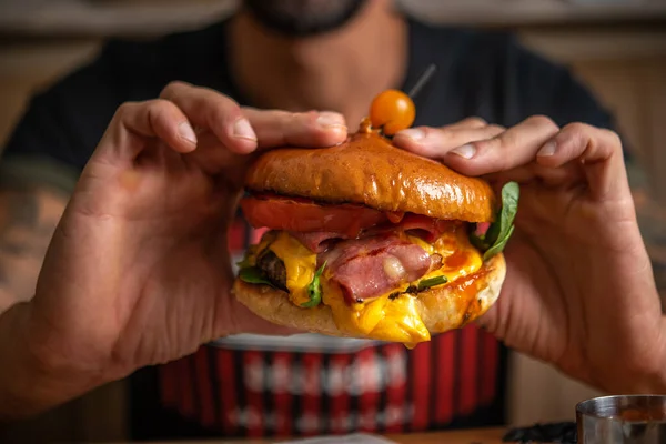 Man Burger Restaurant — Stock Photo, Image