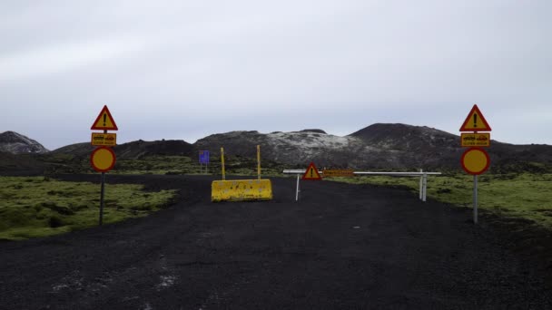 Closed Icelandic Mountain Road Gate — Stok video