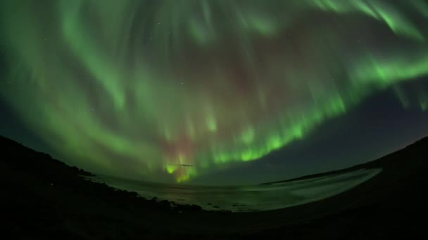 Dolu Gökyüzü Okyanus Dalgaları Üzerinde Kırmızı Yeşil Aurora — Stok video