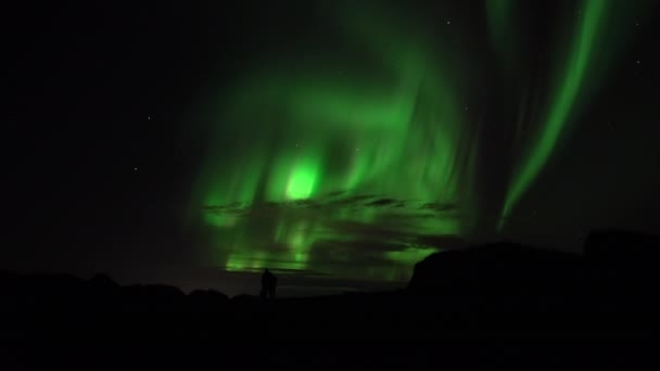 Embracing Couple Watches Aurora Borealis Real Time Video — Stockvideo