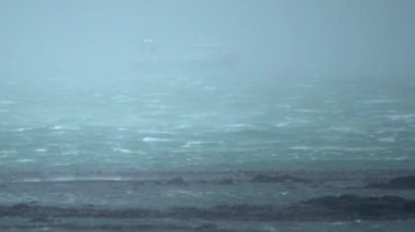 Balıkçı teknesi sert İzlanda havasına dayanır