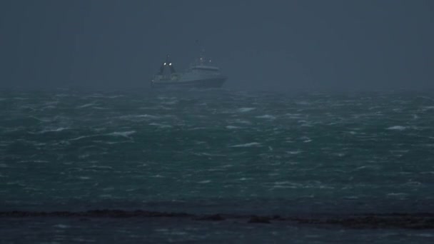 Рыболовный Траулер Выдержит Суровую Исландскую Погоду — стоковое видео