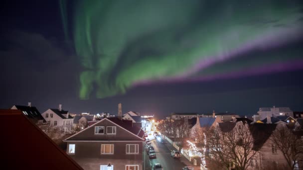 Brillant Rosa Polarlichter Über Der Innenstadt Von Reykajvik — Stockvideo