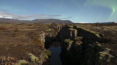 Thingvellir Ulusal Parkı İzlanda 'da dolunay altında Aurora Borealis