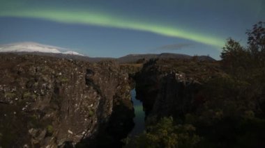 Thingvellir Ulusal Parkı İzlanda 'da dolunay altında Aurora Borealis