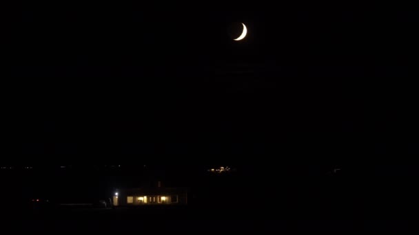 Solitario Conduciendo Bajo Una Luna Creciente Oscura Islandia — Vídeos de Stock