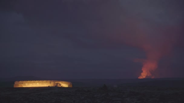 Volcan Éclate Loin Derrière Une Serre Icealnd — Video
