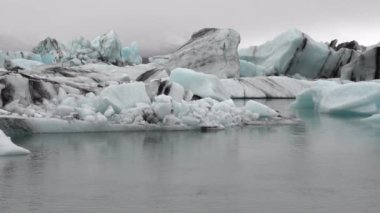 Jokulsarlon İzlanda 'nın manzaralı buzul gölü