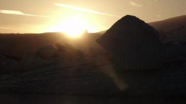 Jokulsarlon İzlanda 'nın manzaralı buzul gölü