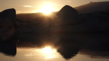 Jokulsarlon İzlanda 'nın manzaralı buzul gölü