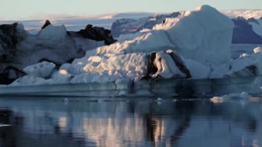 Jokulsarlon İzlanda 'nın manzaralı buzul gölü