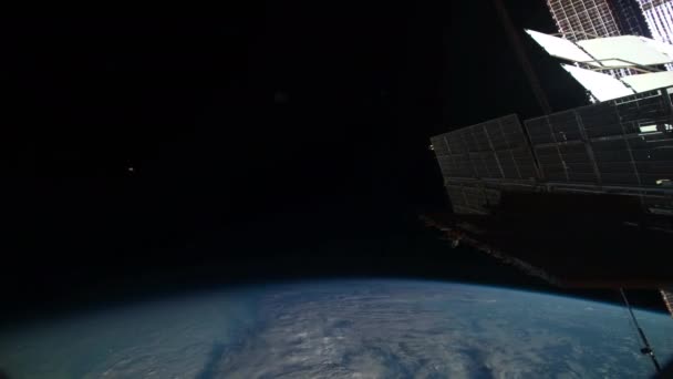 Διεθνής Διαστημικός Σταθμός Πάνελ Που Εκτείνεται Καθώς Περιστρέφεται Γύρω Από — Αρχείο Βίντεο