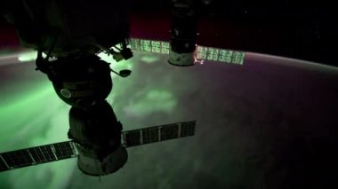 Aurora Borealis Dünya yörüngesindeki Uluslararası Uzay İstasyonu 'ndan aşağıya bakıyor.