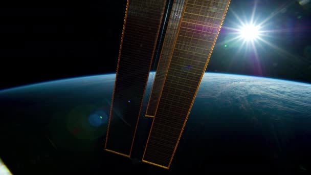 Ήλιος Πίσω Από Πάνελ Του Διεθνούς Διαστημικού Σταθμού Τροχιά — Αρχείο Βίντεο
