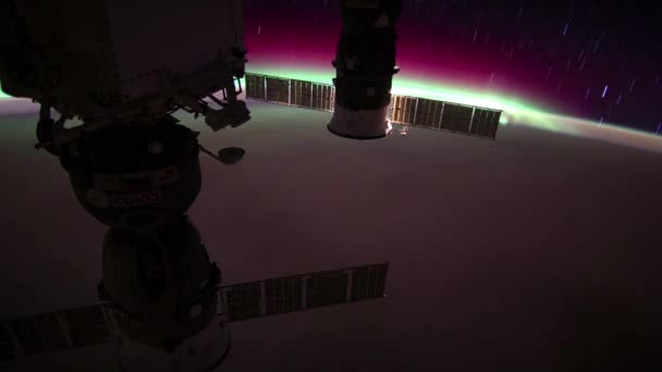 Kırmızı Aurora Borealis Uluslararası Uzay Stasyonu Nun Yörüngesinden Aşağıya Bakıyor — Stok video