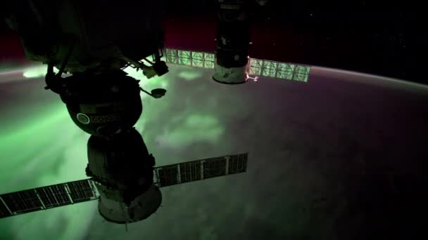 Aurora Borealis Dünya Yörüngesindeki Uluslararası Uzay Stasyonu Ndan Aşağıya Bakıyor — Stok video
