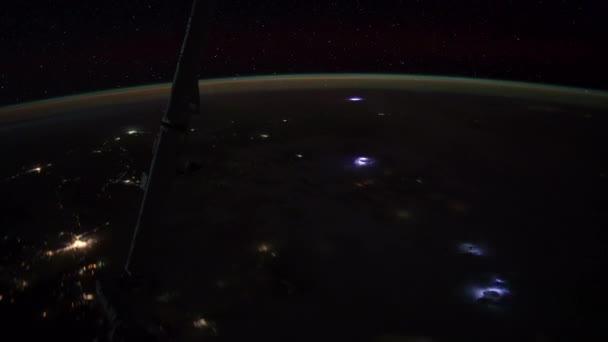 Estação Espacial Internacional Orbitando Tempestades Raios Terrestres Abaixo — Vídeo de Stock