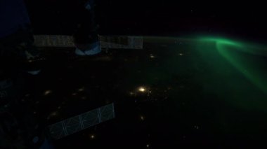 Aurora borealis ve ABD 'nin doğusunda Uluslararası Uzay İstasyonu ışıkları