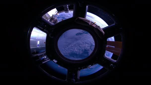 Patrząc Dół Ziemię Przez Otwór Cupoli Międzynarodowej Stacji Kosmicznej — Wideo stockowe