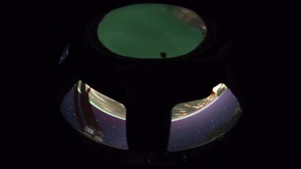 Blick Aus Dem Bullauge Der Internationalen Raumstation Auf Sich Schnell — Stockvideo