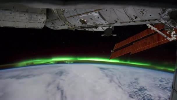 Paneles Estación Espacial Internacional Ajustándose Sobre Aurora Boreal Nubes — Vídeo de stock
