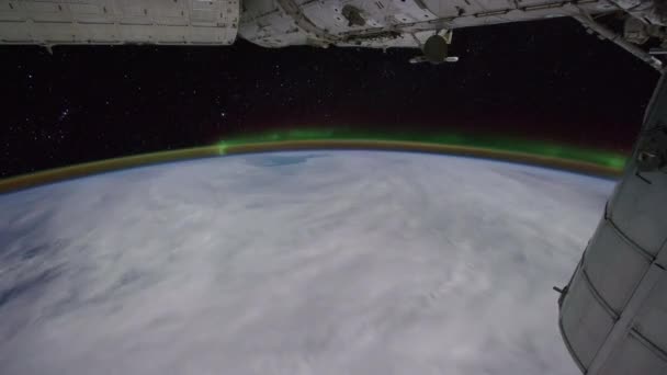 Paneles Estación Espacial Internacional Ajustándose Sobre Aurora Boreal Nubes — Vídeo de stock