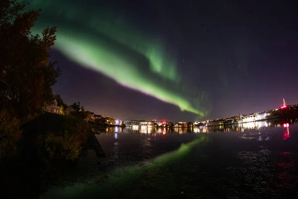 Aurora borealis manzarası İzlanda 'da çekildi