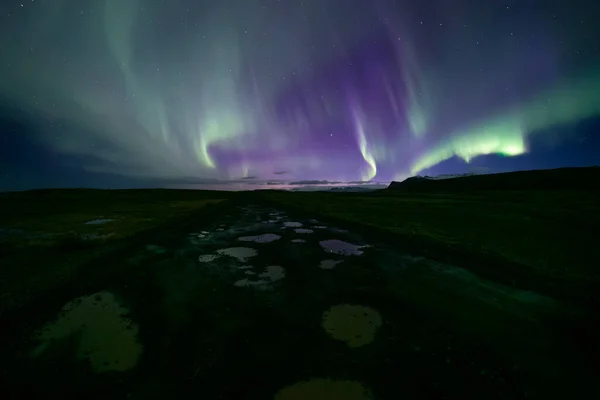 Aurora borealis manzarası İzlanda 'da çekildi