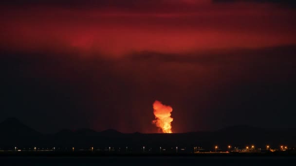 雷克雅未克冰岛夜间交通爆裂 冒着红烟 — 图库视频影像