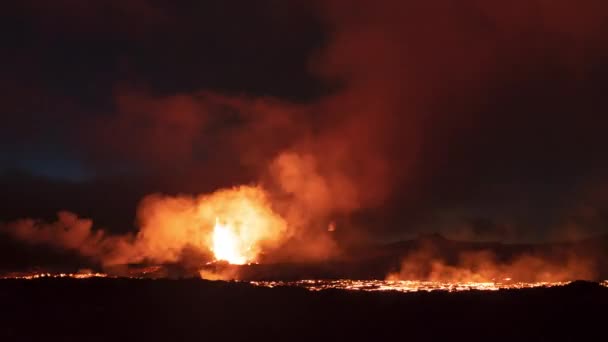 Вулканический Ландшафт Извержения Ночью Светится Лава Дым Время Истекает — стоковое видео