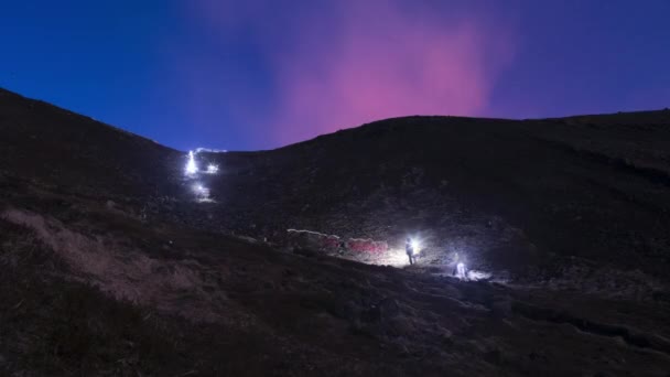 Volcán Resplandor Sobre Los Faros Descendentes Del Excursionista Islandia Time — Vídeos de Stock
