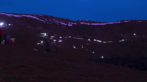 Proiettori Time Lapse Escursionisti All Interno Del Cratere Vulcanico Tramonto — Video Stock
