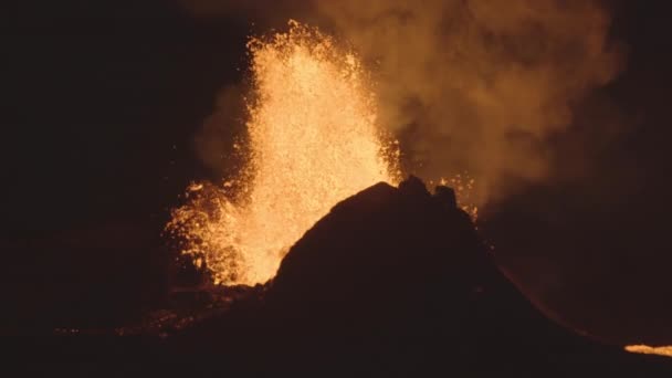 Potente Fontana Vulcanica Eruzione Notturna Vicino Islanda — Video Stock