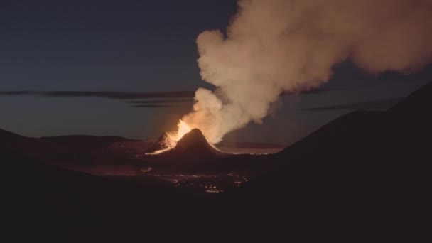 谷で噴火する火山 穏やかな夜明けアイスランド2021 — ストック動画
