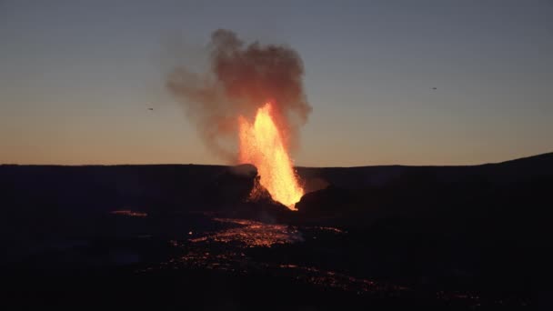 強力な噴火の上を飛んでいる小さな飛行機アイスランド2021 — ストック動画