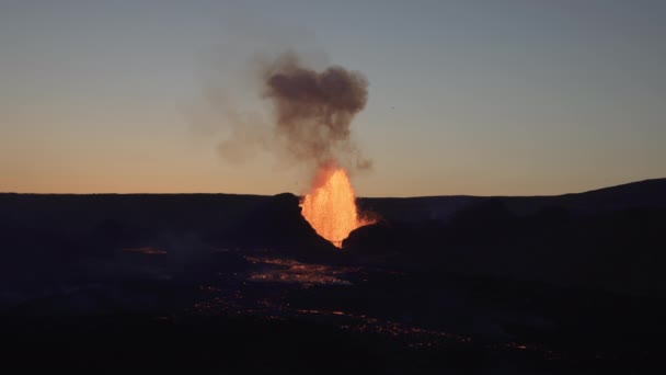 強力な噴火の上を飛行する飛行機アイスランド2021 — ストック動画