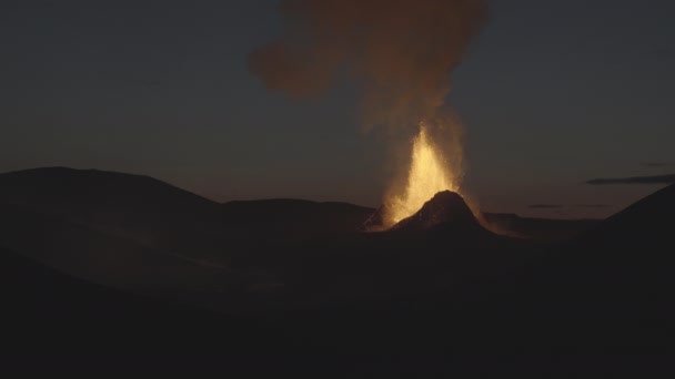 Krachtige Schilderachtige Vulkaanuitbarsting Bij Zonsopgang Ijsland — Stockvideo