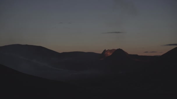 火山噴火口を残りのアイスランドの夜明けに輝く — ストック動画
