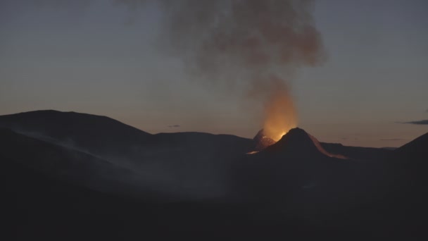 火山噴火夜明け空煙が谷を満たすアイスランド — ストック動画