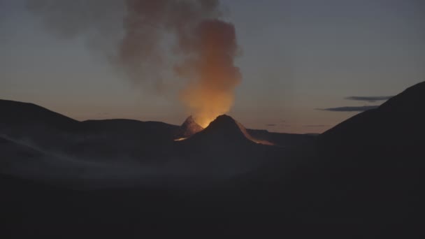 Vulkansk Utbrudd Ved Daggry Røykfylte Dal Island – stockvideo