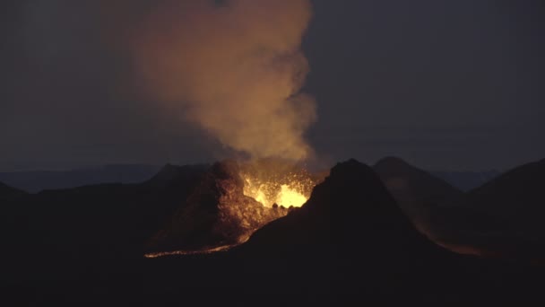 Snurrande Rök Tornado Från Utbrott Vulkan Krater Island — Stockvideo