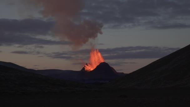 在黄昏的冰岛山谷观看剧烈喷发的观赏者 — 图库视频影像