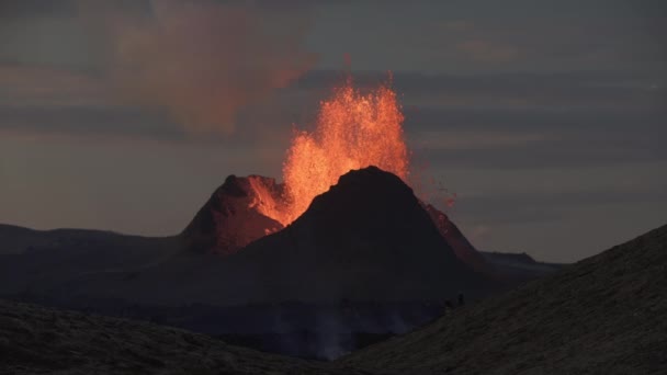 Spettatori Che Guardano Una Potente Eruzione Tramonto Islanda — Video Stock