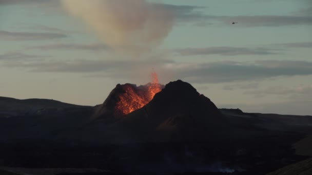 Helikopter Repül Nagy Vulkán Kráter Izland Nap — Stock videók
