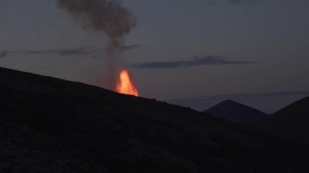 Láva Vybuchuje Nad Horským Hřebenem Island — Stock video