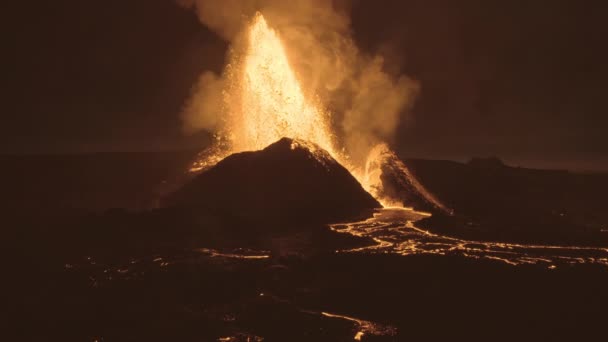 アイスランドの夜の火山コーンからの強力な噴火2021 — ストック動画
